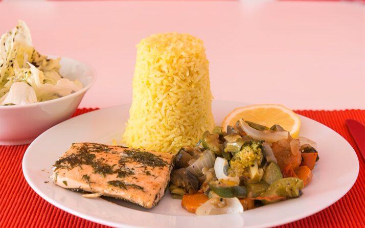 Wildlachs mit Gemüse und Curryreistürmchen