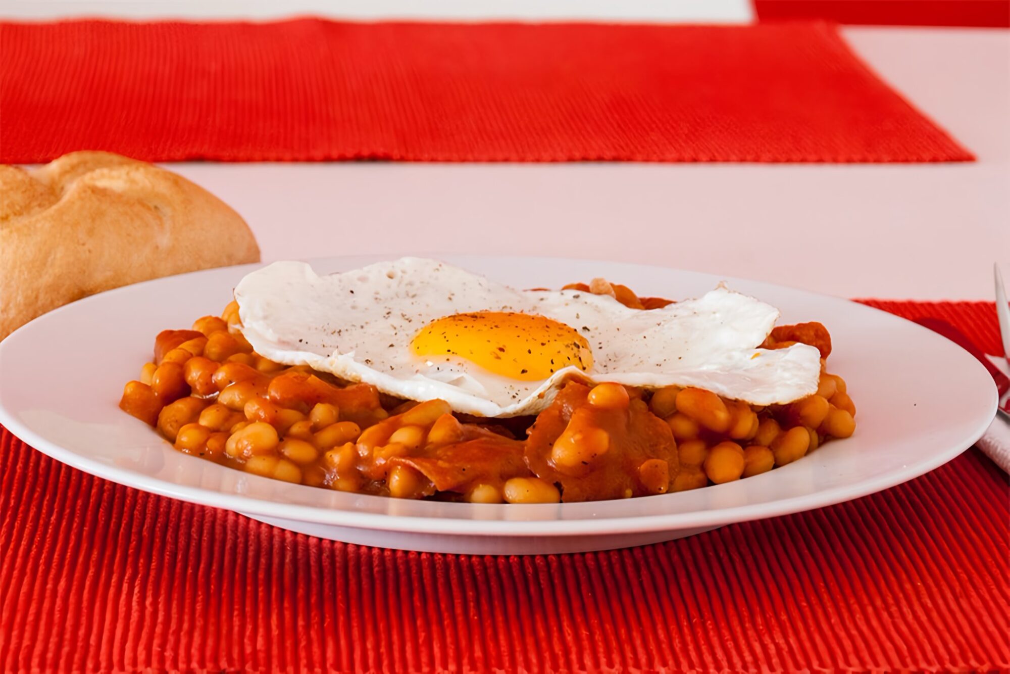 Baked Beans mit Salami und Spiegelei