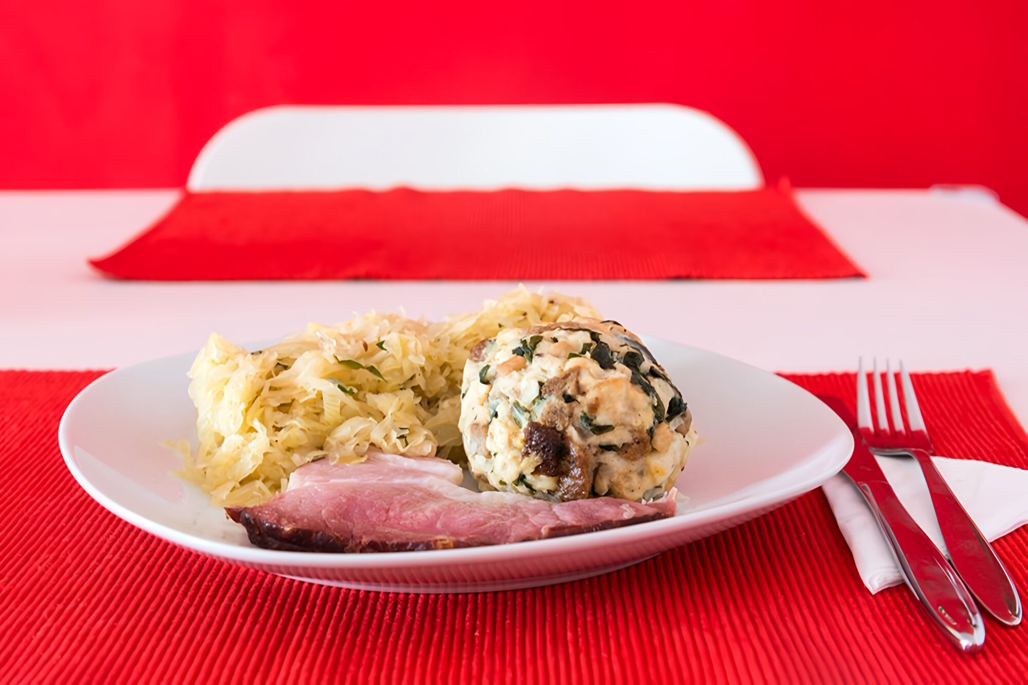 Geselchtes mit Sauerkraut und Knödel