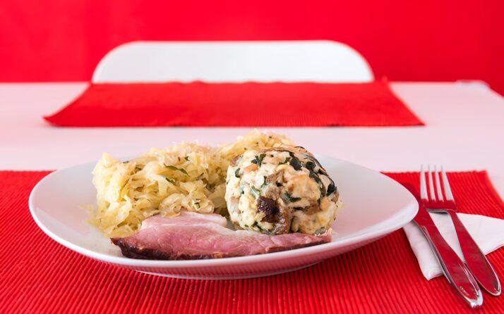 Geselchtes mit Sauerkraut und Knödel